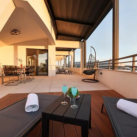 Luxury Penthouse Berin With Rooftop Terrace And Jacuzzi דירה *