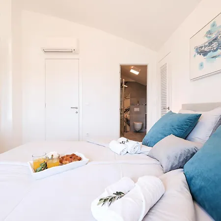 Luxury Penthouse Berin With Rooftop Terrace And Jacuzzi דירה