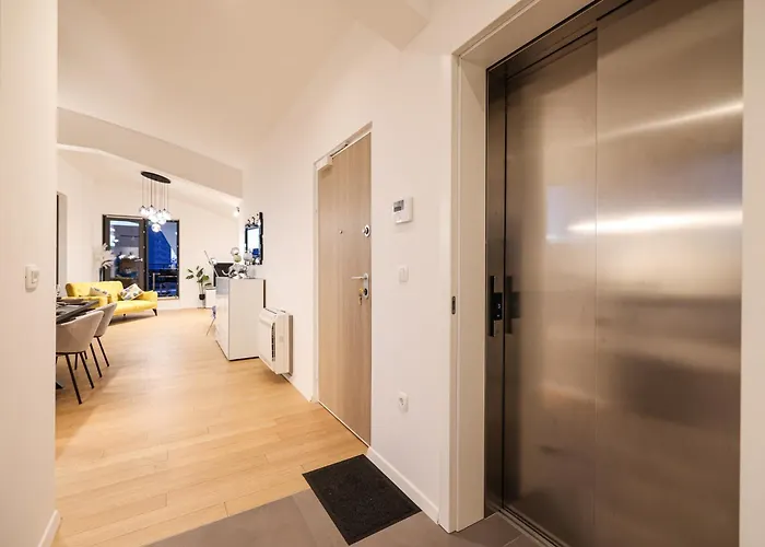Luxury Penthouse Berin With Rooftop Terrace And Jacuzzi * زادار